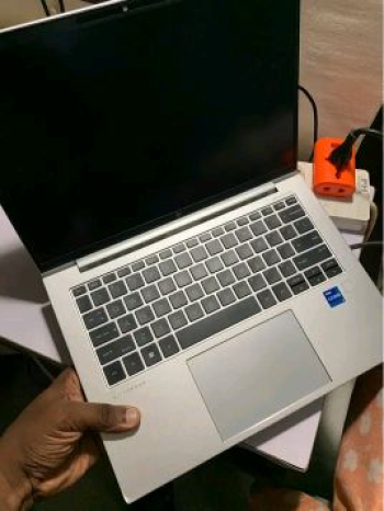 New HP laptop – Sleek, Powerful & Like New! 🔥 Unbeatable Deal